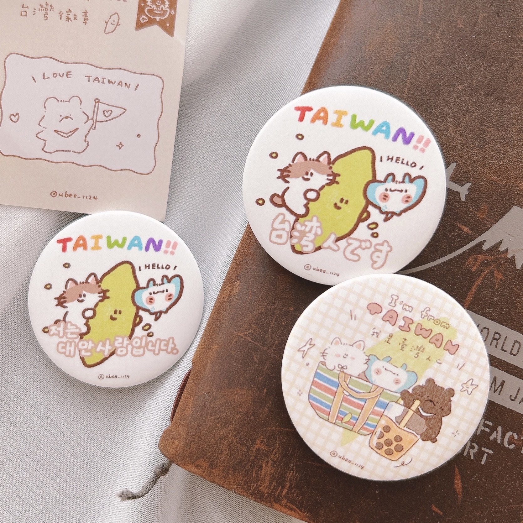 魚餅一隻熊｜我是台灣人 徽章（日文款/韓文款/珍奶茄子袋款）