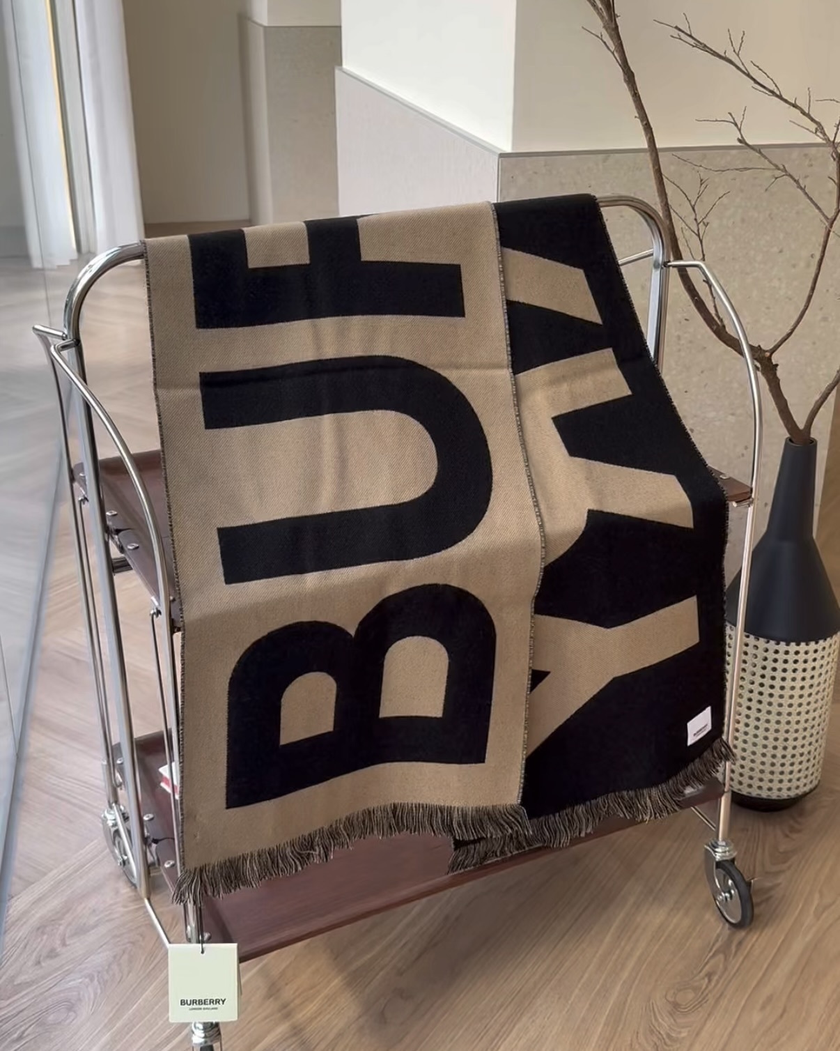 BURBERRY｜字母LOGO雙面圍巾 黑/棕色