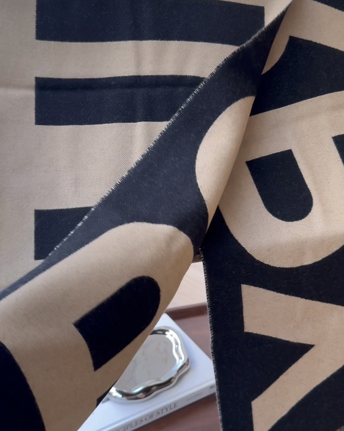 BURBERRY｜字母LOGO雙面圍巾 黑/棕色