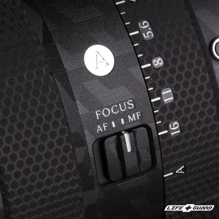 SIGMA 135mm F1.4 DG ART 貼膜展示圖，LIFE+GUARD 箭影黑設計風格