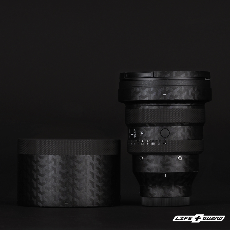 LIFE+GUARD 鏡頭貼膜特寫，箭影黑風格設計，適用 SIGMA 135mm F1.4 DG ART