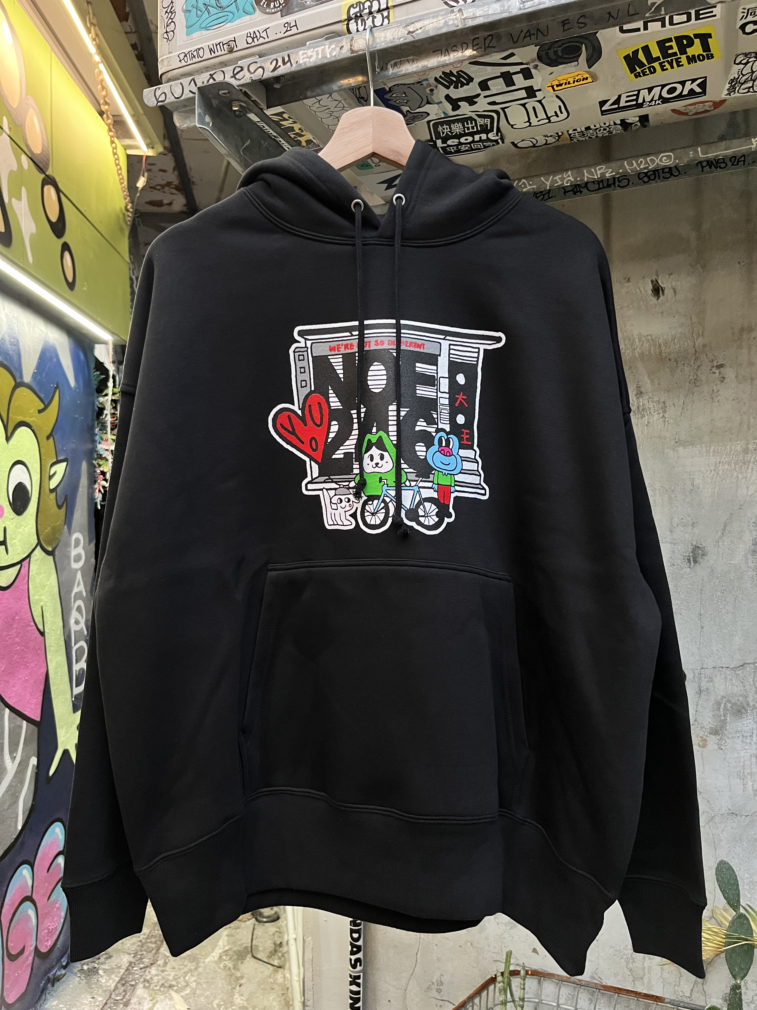 NOE246 Friends are here hoodie
