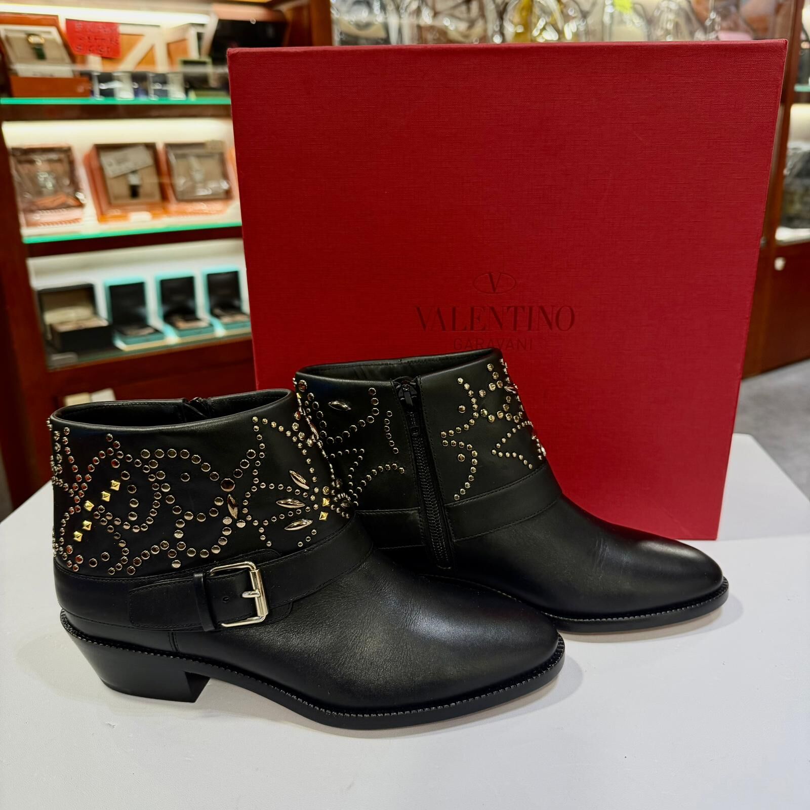 只有37碼~全球最抵價 !!! 全新VALENTINO BOOTS 黑色鉚釘牛皮, 華倫天奴短靴 #BRAND NEW #香榭站正品