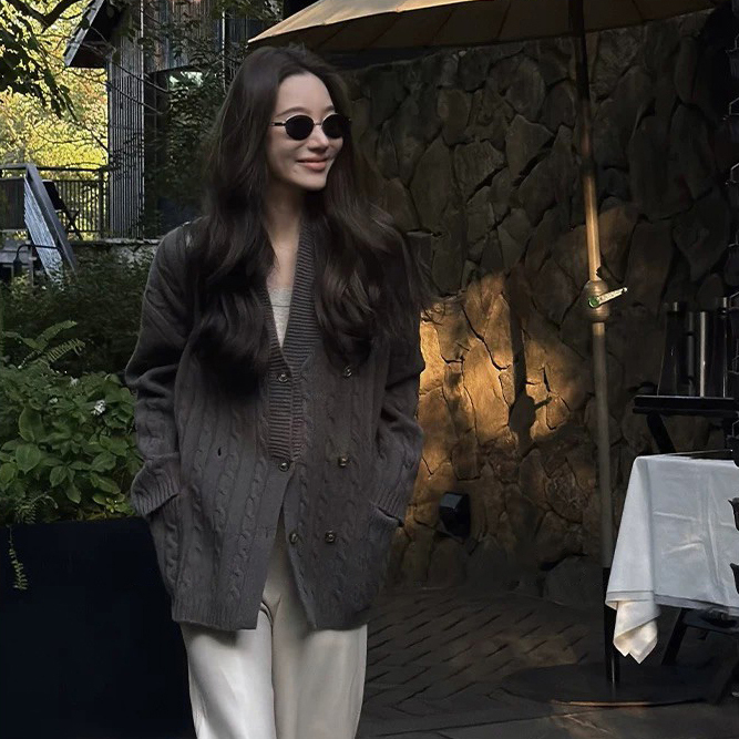 巧克力色獨特感雙排釦V領麻花針織外套-F (Elegant & Love)