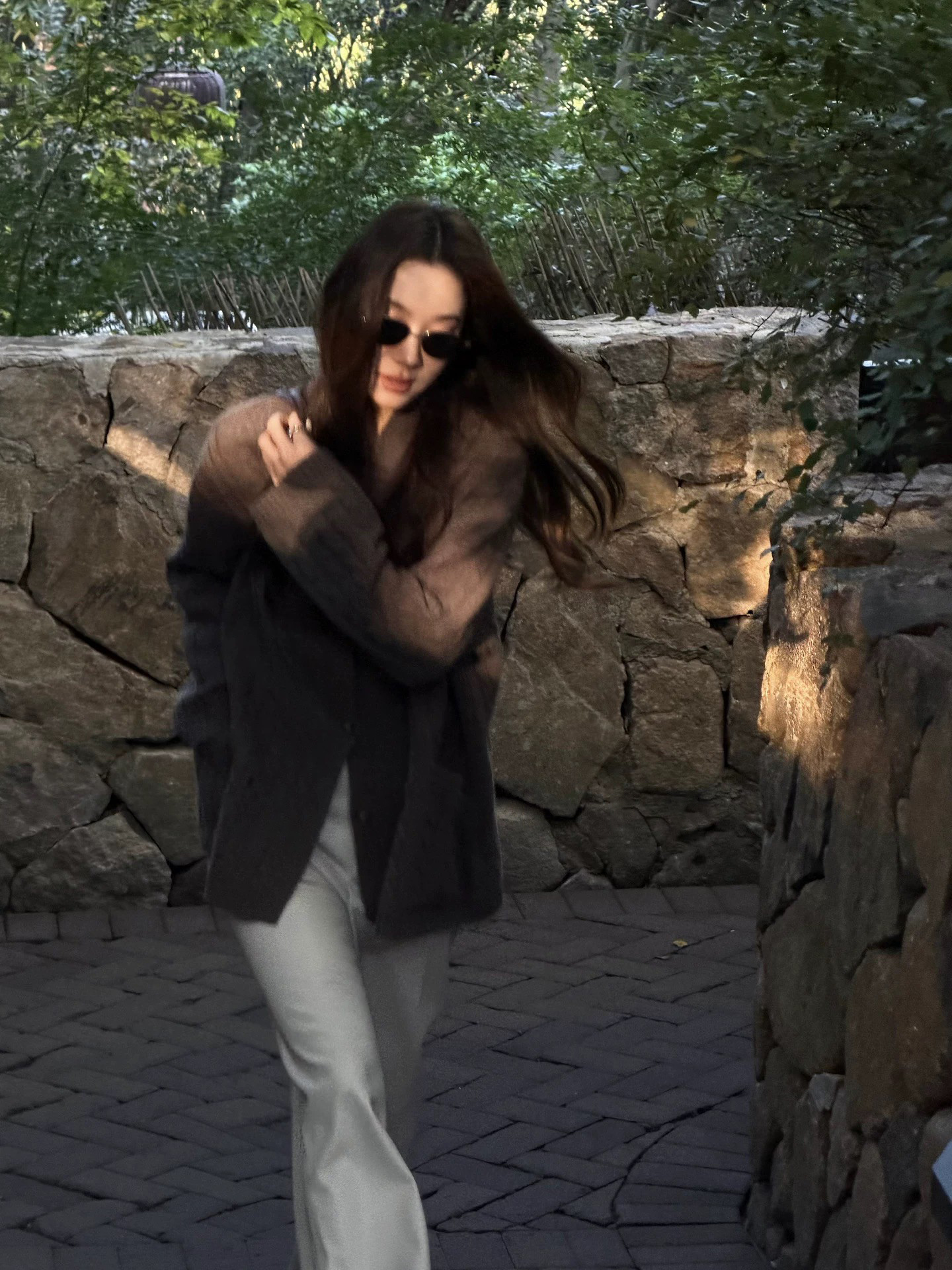 巧克力色獨特感雙排釦V領麻花針織外套-F (Elegant & Love)