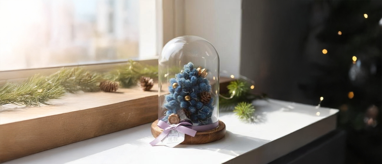 聖誕樹松果保鮮花瓶,保鮮花,永生花,聖誕禮物,聖誕節,聖誕限定,聖誕裝飾,交換禮物,聖誕佈置,家居佈置,玻璃花罩,玻璃花瓶,迷你聖誕樹,藍色聖誕樹,送禮首選,不凋謝的禮物,聖誕心意,手作禮物,情侶禮物 ,香港花店,保鮮歡花店,香港手作,