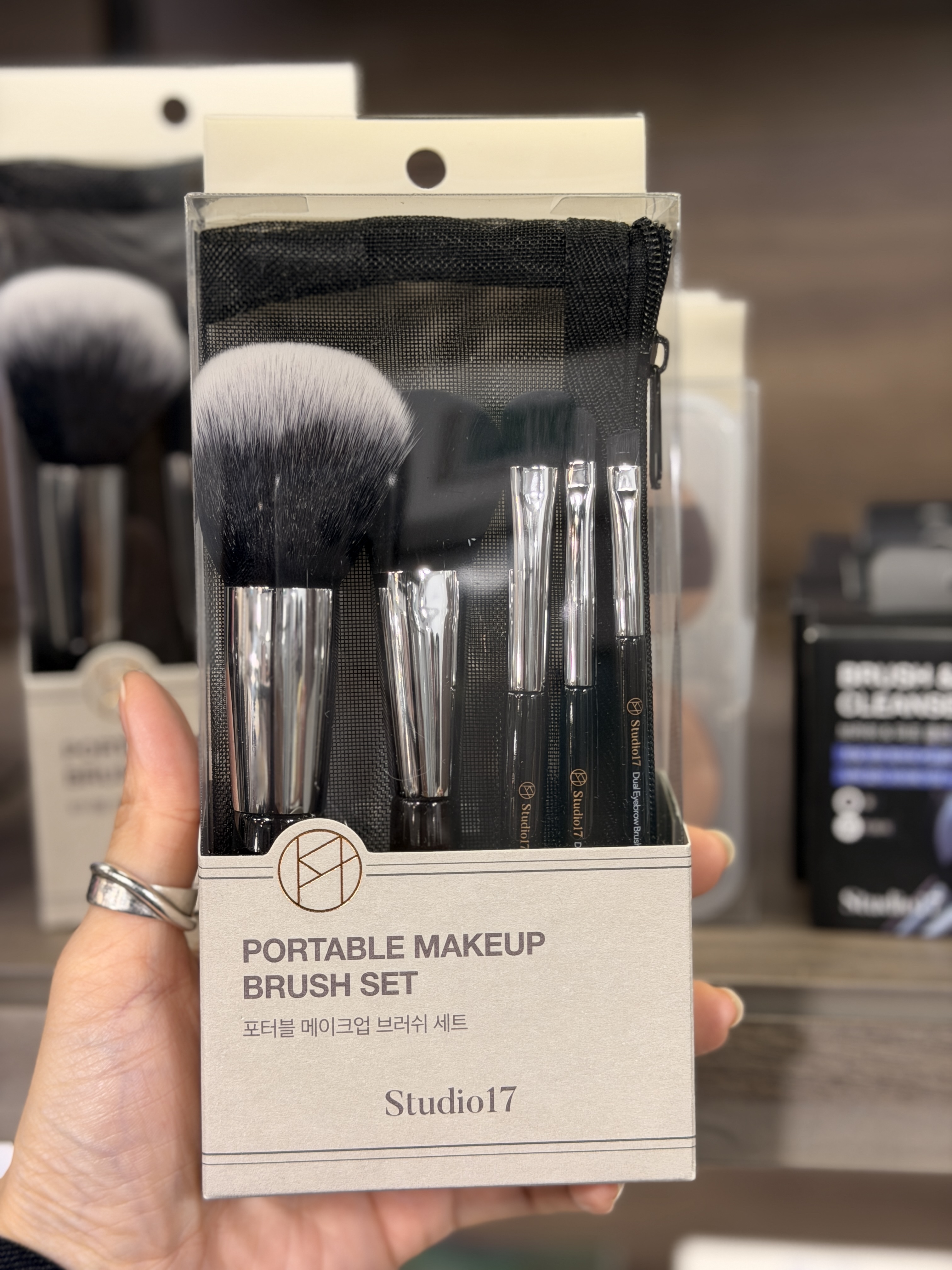 一套六支 studio 17 專業化妝掃【連化妝袋】 Protable make up brush set