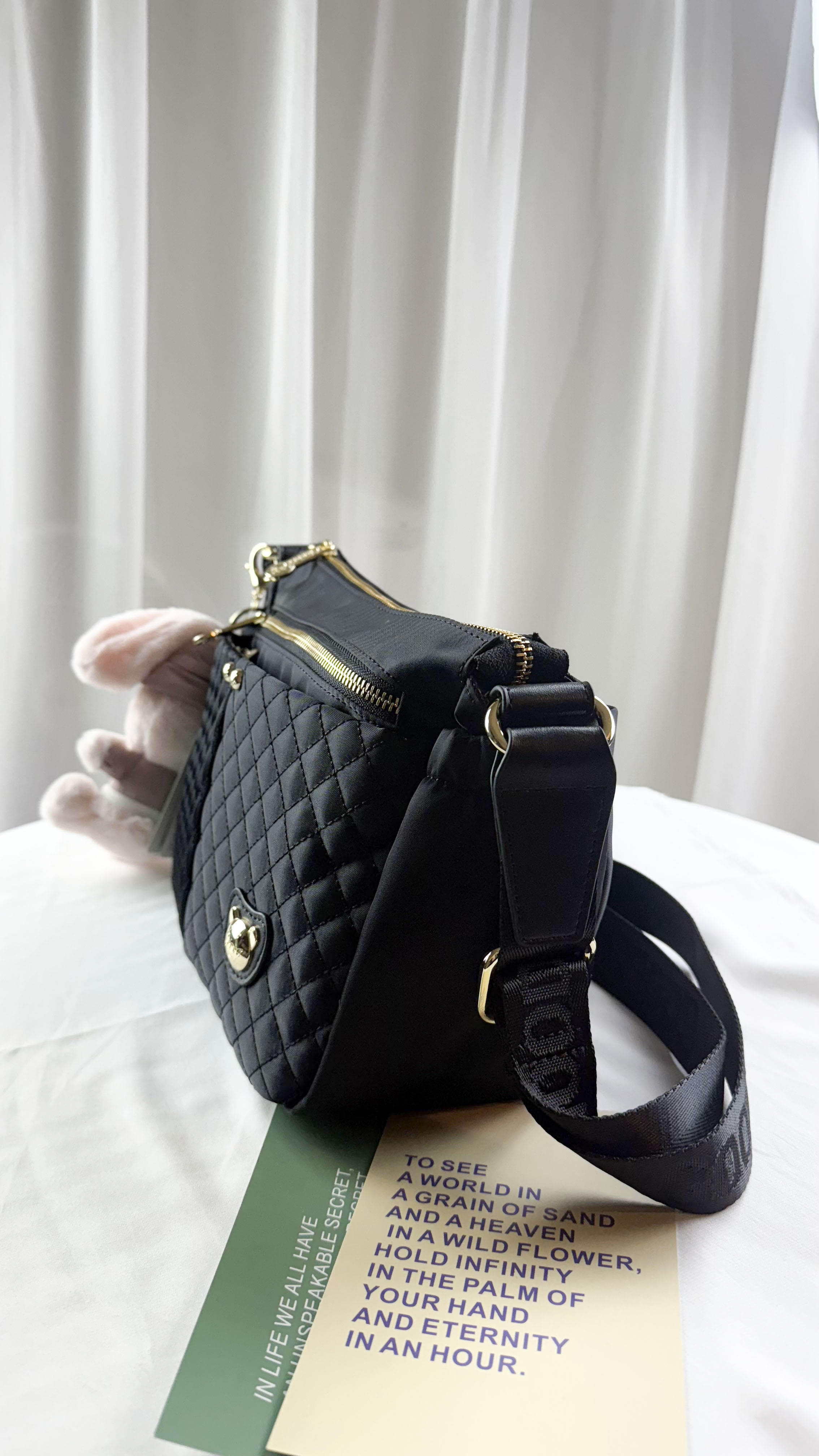 GOODS 黑色菱格紋防潑水側背包 附小熊吊飾   #2806