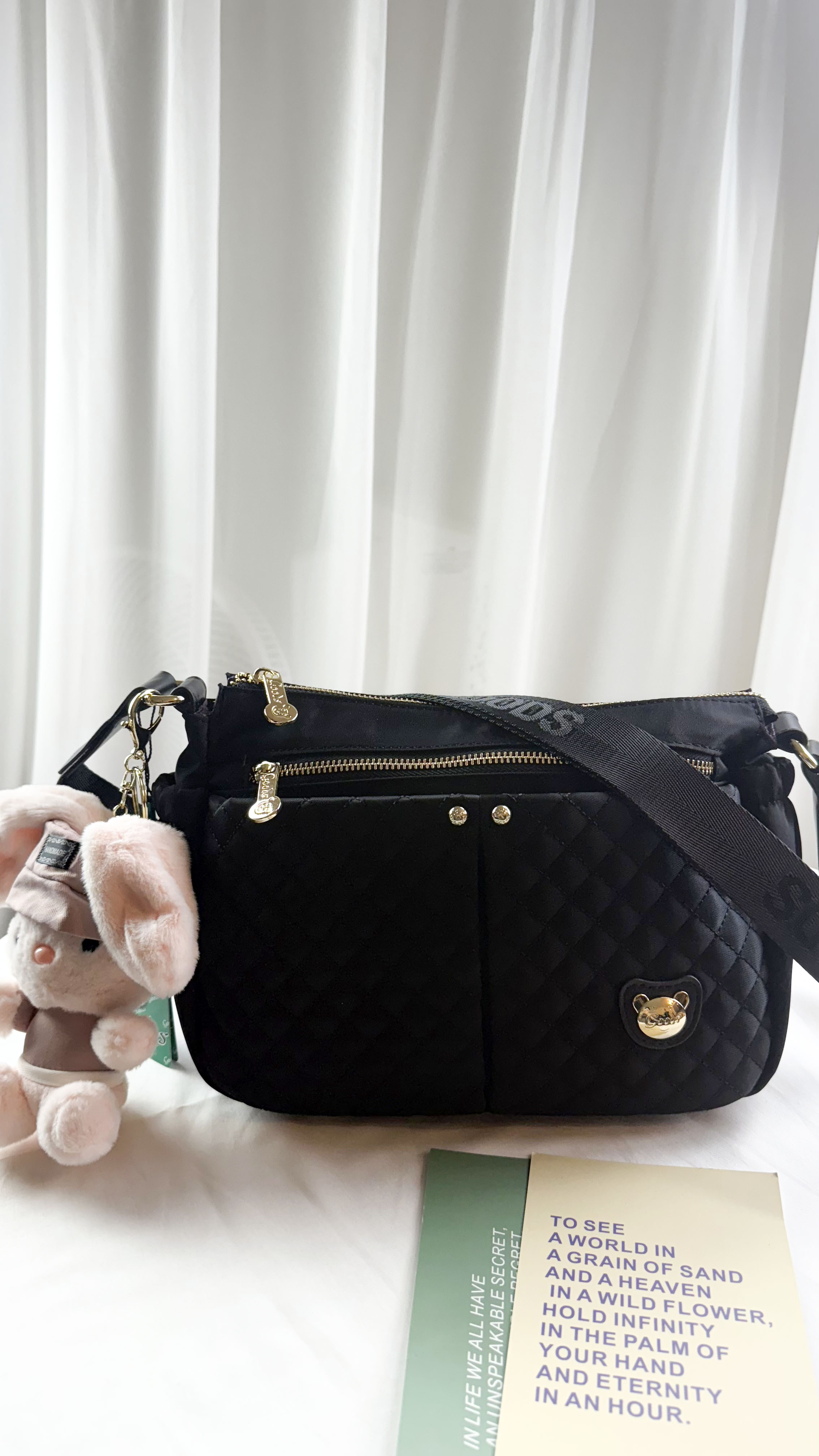 GOODS 黑色菱格紋防潑水側背包 附小熊吊飾   #2806