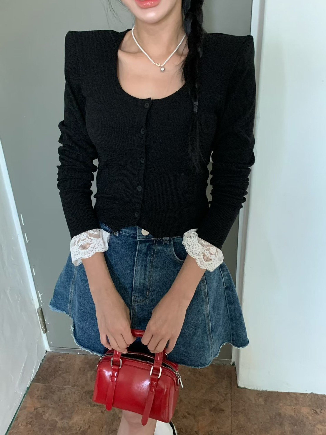 墊肩蕾絲袖開釦T