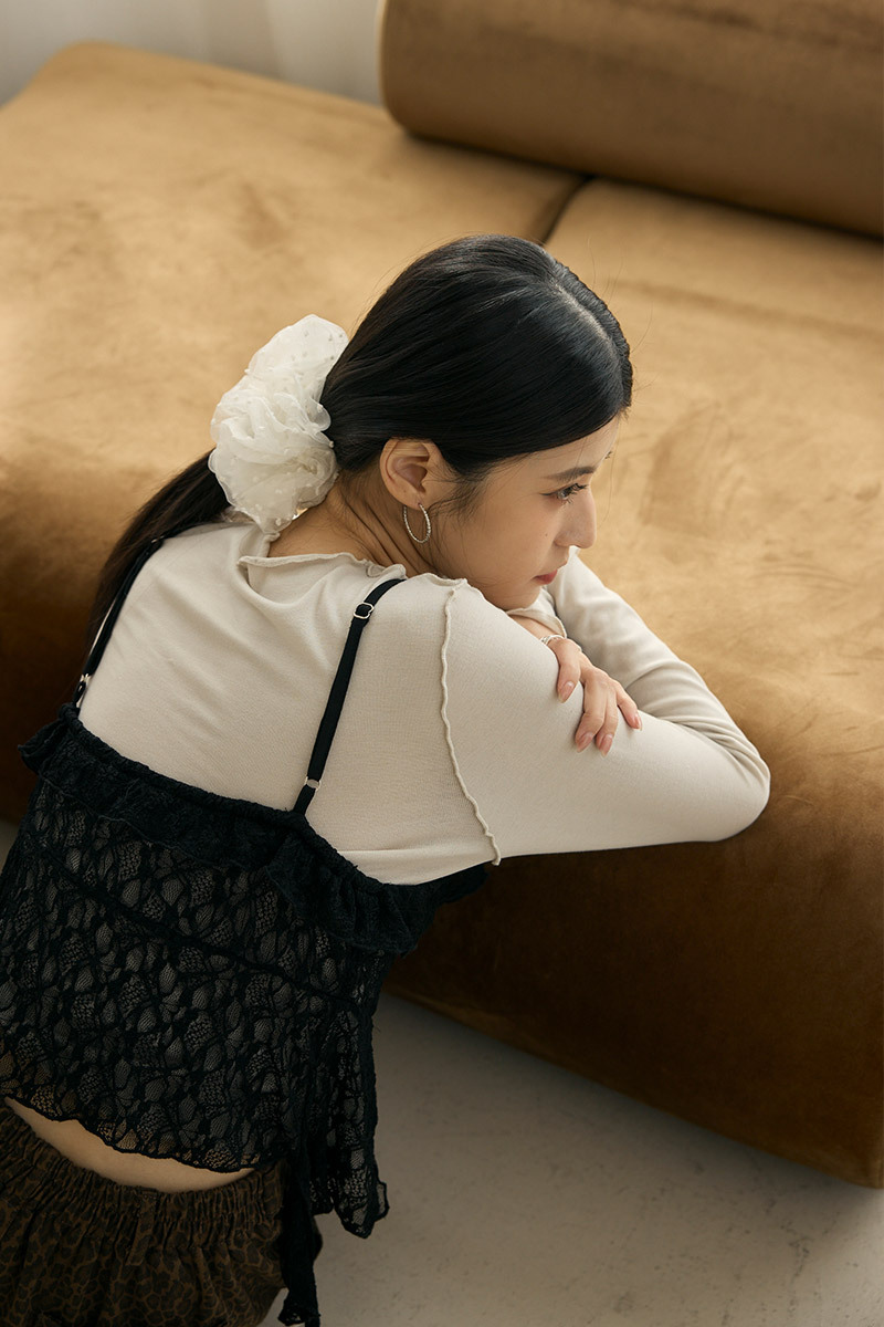 下開衩捲邊造型壓花吊帶背心