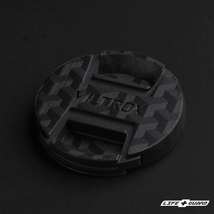 LIFE+GUARD Viltrox AF 20mm F2.8 STM ASPH ED IF 貼膜鏡頭蓋展示圖，LIFE+GUARD 箭影黑風格設計