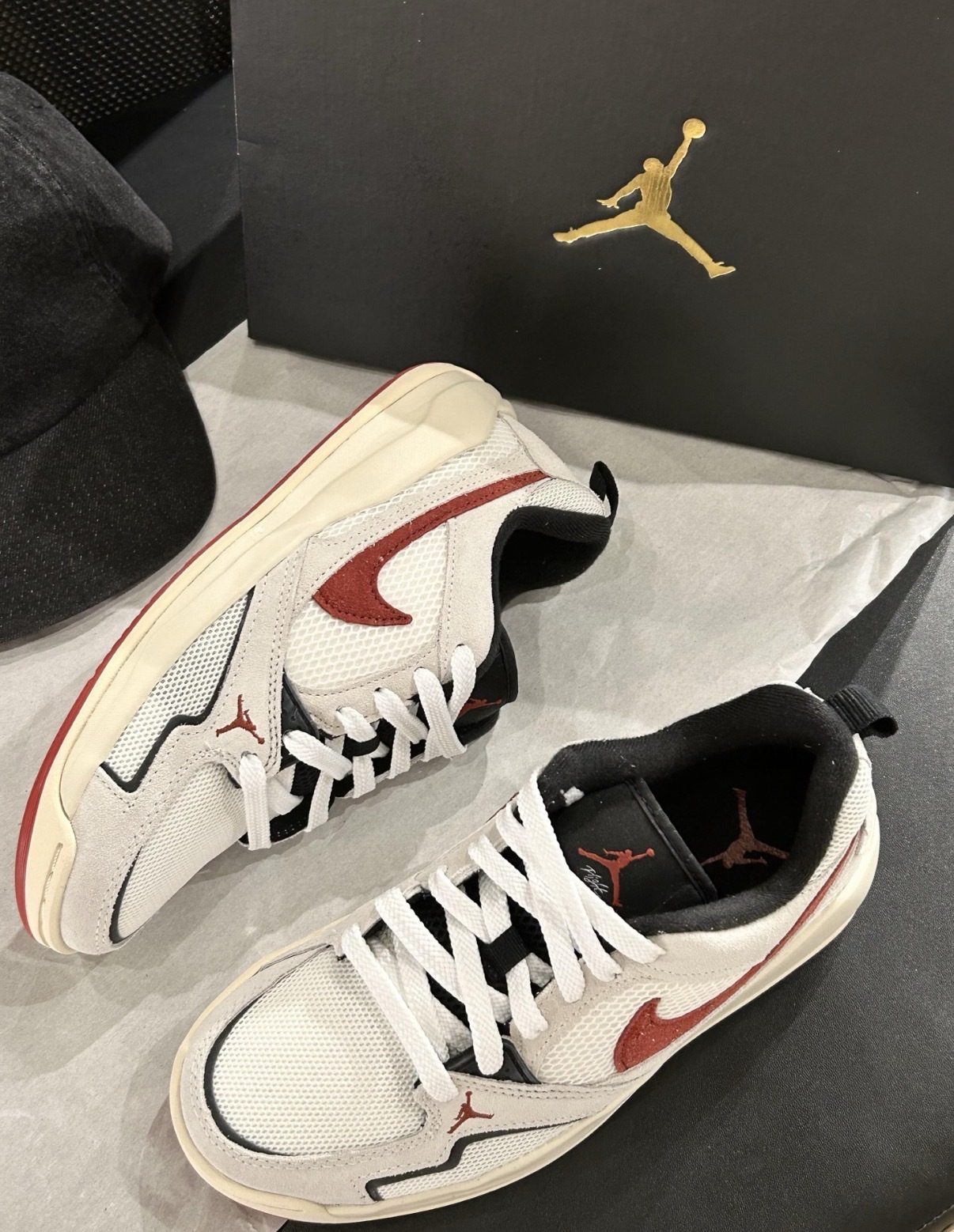 男鞋 NIKE JORDAN CMFT ERA 米灰紅 透氣 網眼 緩震 麂皮 休閒 運動鞋【HJ6777-101】