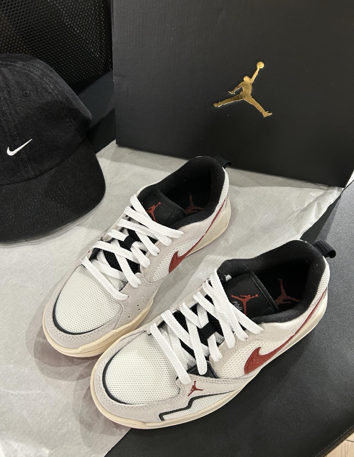 男鞋 NIKE JORDAN CMFT ERA 米灰紅 透氣 網眼 緩震 麂皮 休閒 運動鞋【HJ6777-101】