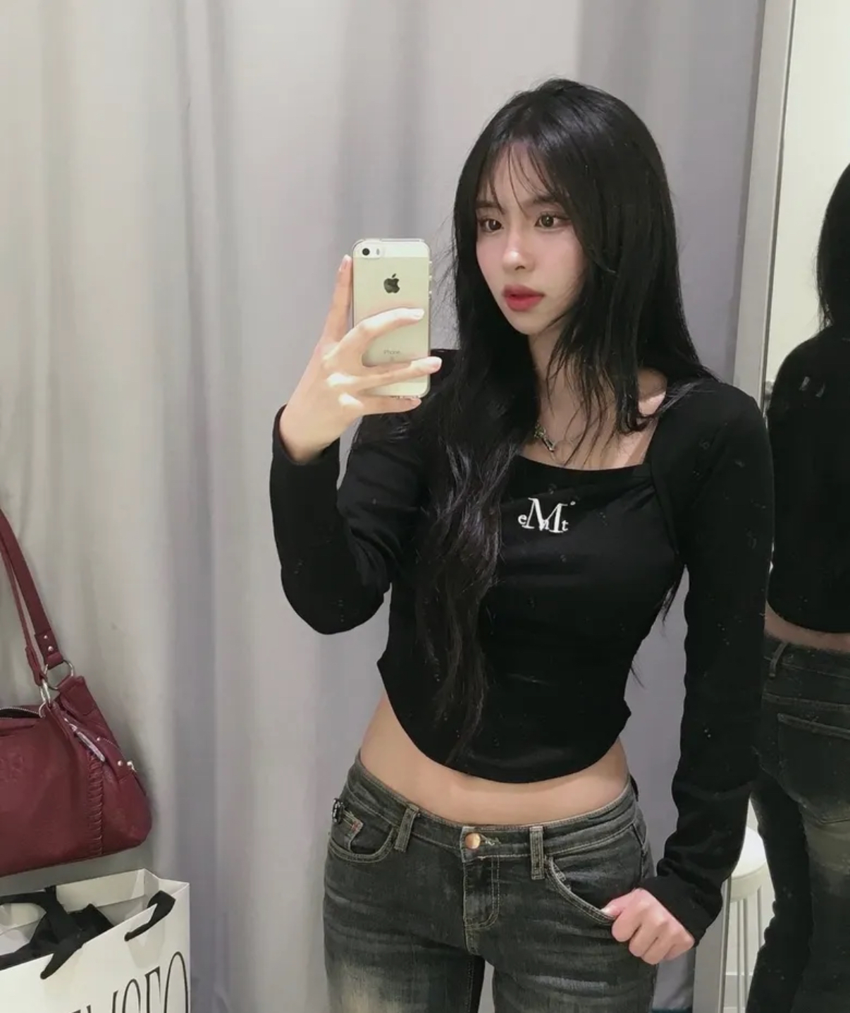 韓國🇰🇷連線 MUCENT 刺繡小標方領薄長袖 合身 短版 黑色 白色 (任買兩件711免運)/預購