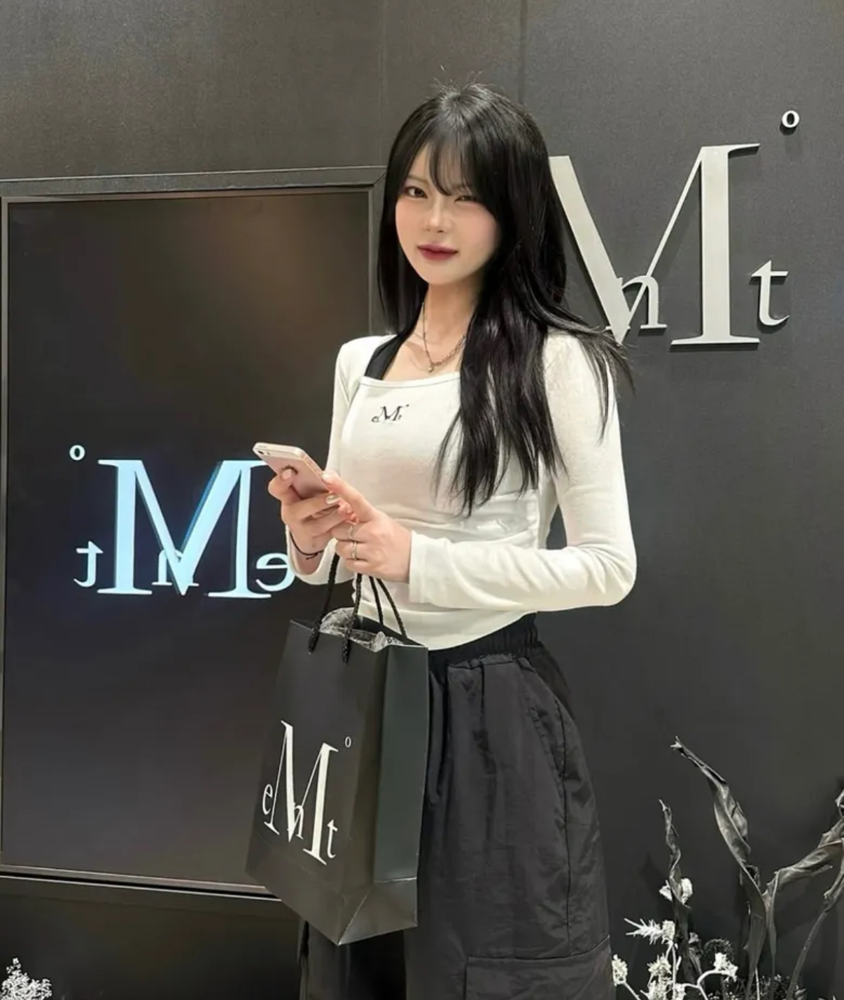 韓國🇰🇷連線 MUCENT 刺繡小標方領薄長袖 合身 短版 黑色 白色 (任買兩件711免運)/預購