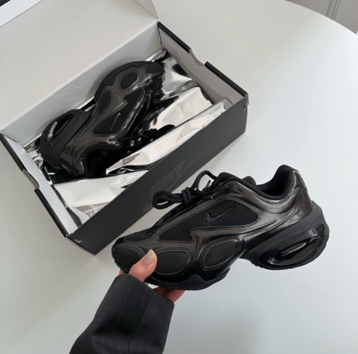 Nike Air Max Muse Triple Black 全黑 黑武士 亮皮 氣墊 復古 慢跑鞋 老爹鞋 FV1920-003/預購