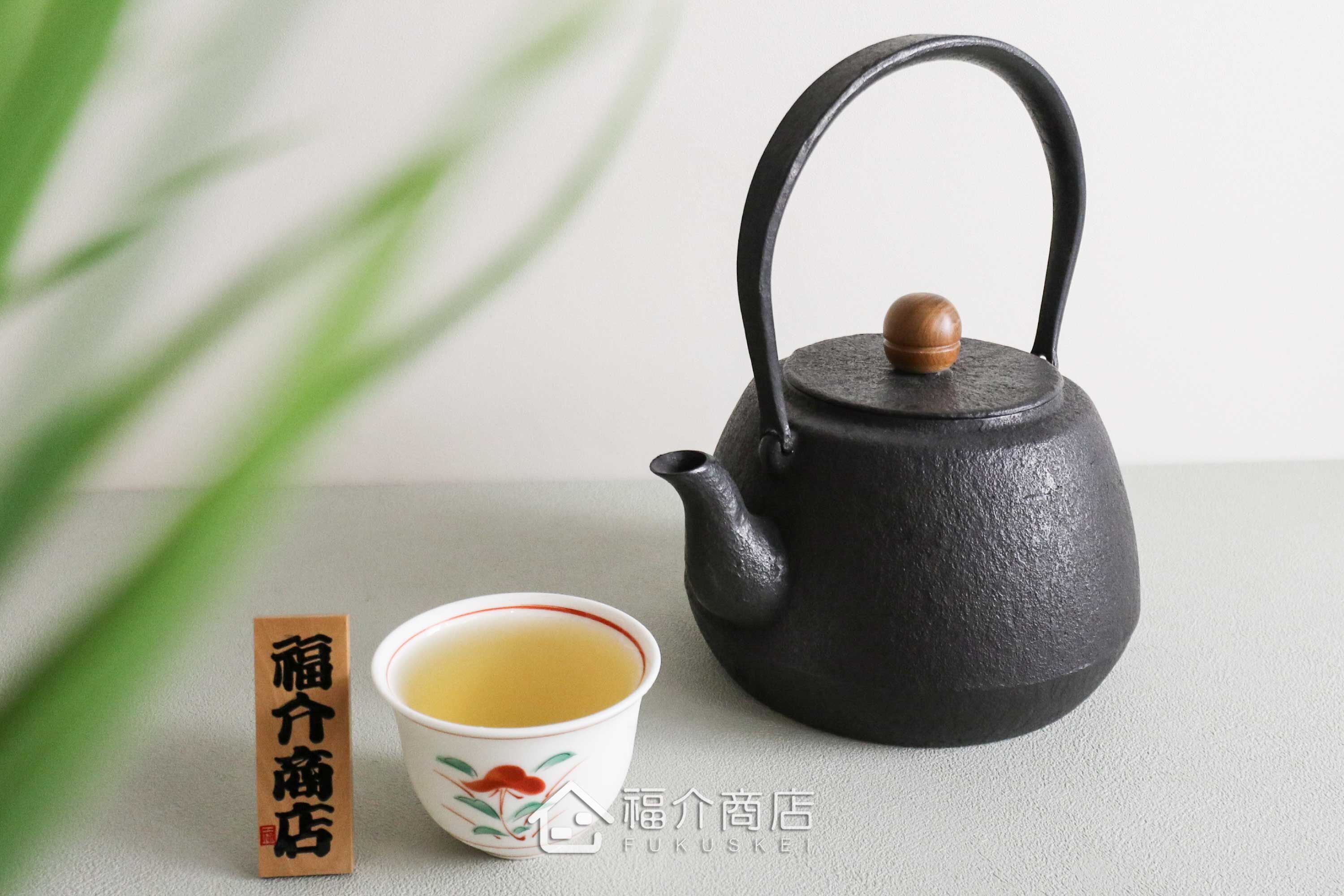 薰山工房所製作的日本鐵壺,壺身設計成素面肌理與木質壺摘