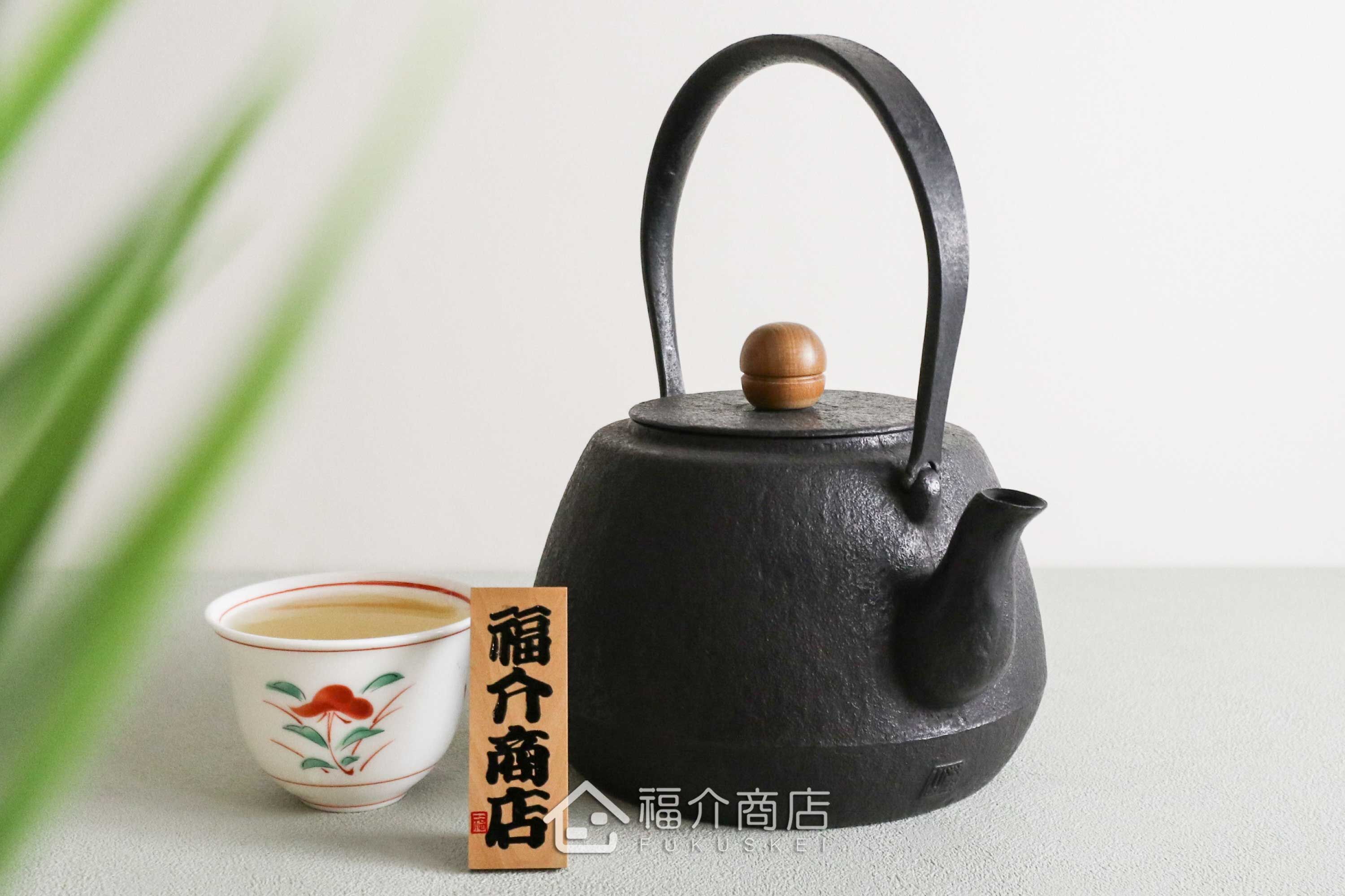 薰山工房所製作的日本鐵壺,壺身設計成素面肌理與木質壺摘