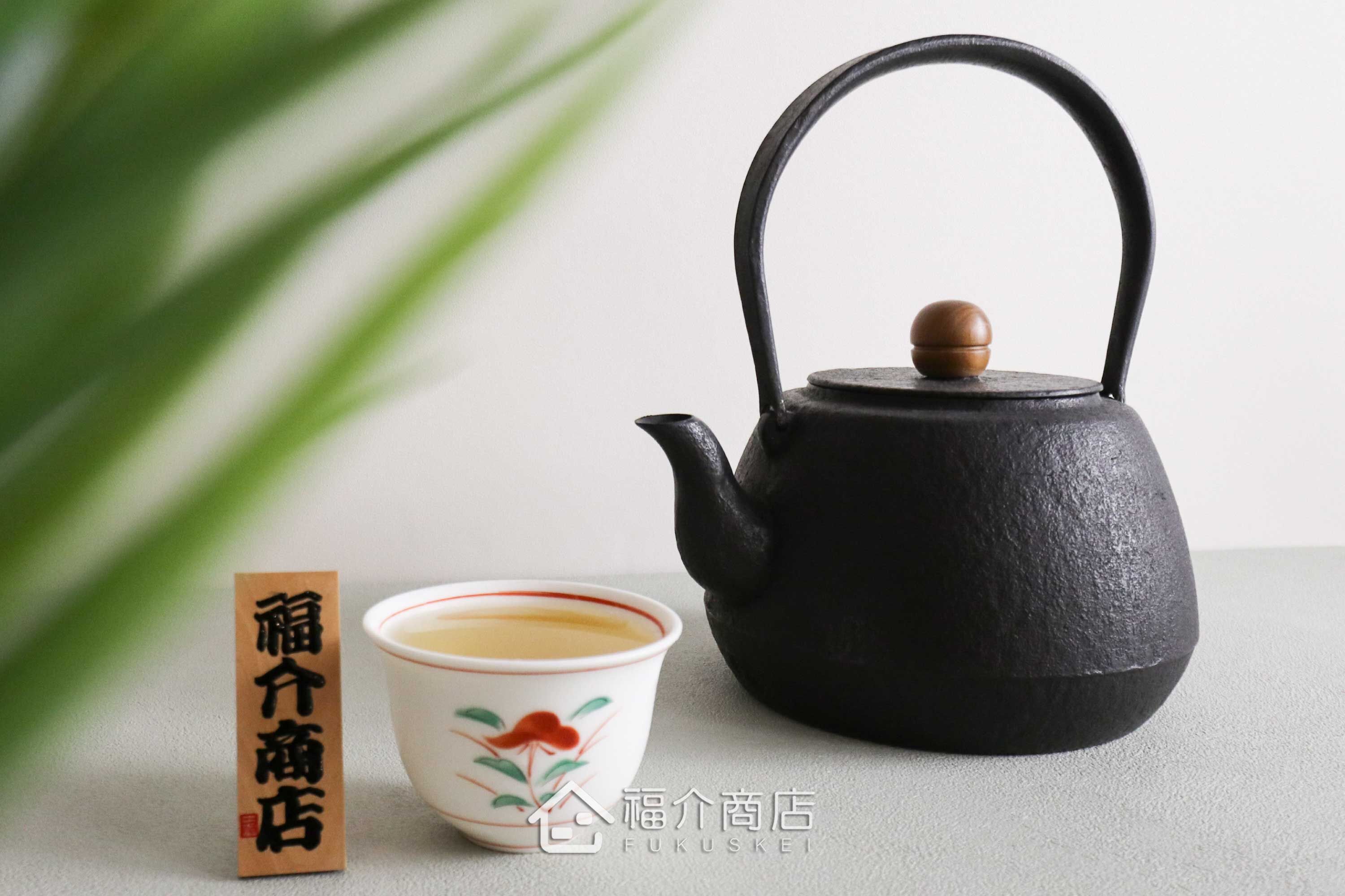 薰山工房所製作的日本鐵壺,壺身設計成素面肌理與木質壺摘