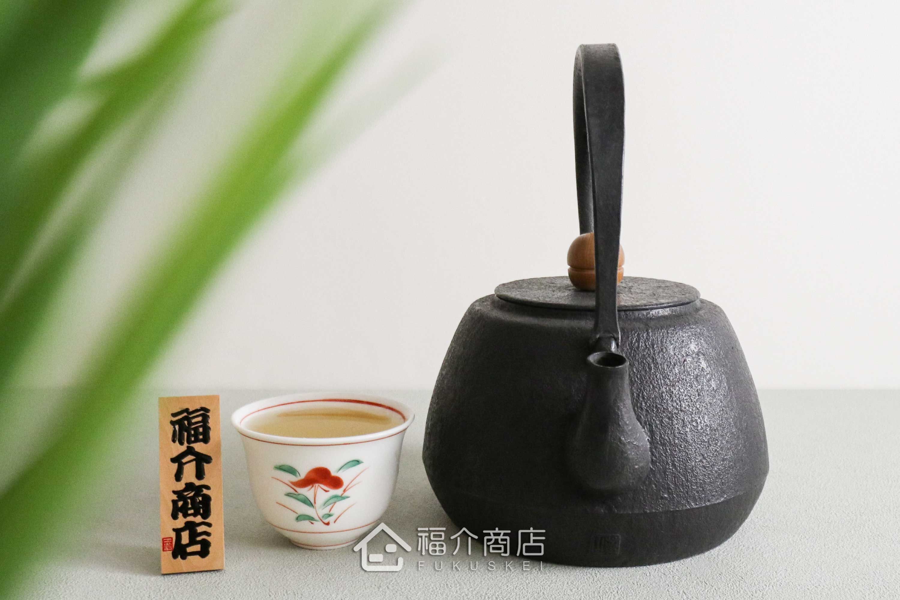 薰山工房所製作的日本鐵壺,壺身設計成素面肌理與木質壺摘