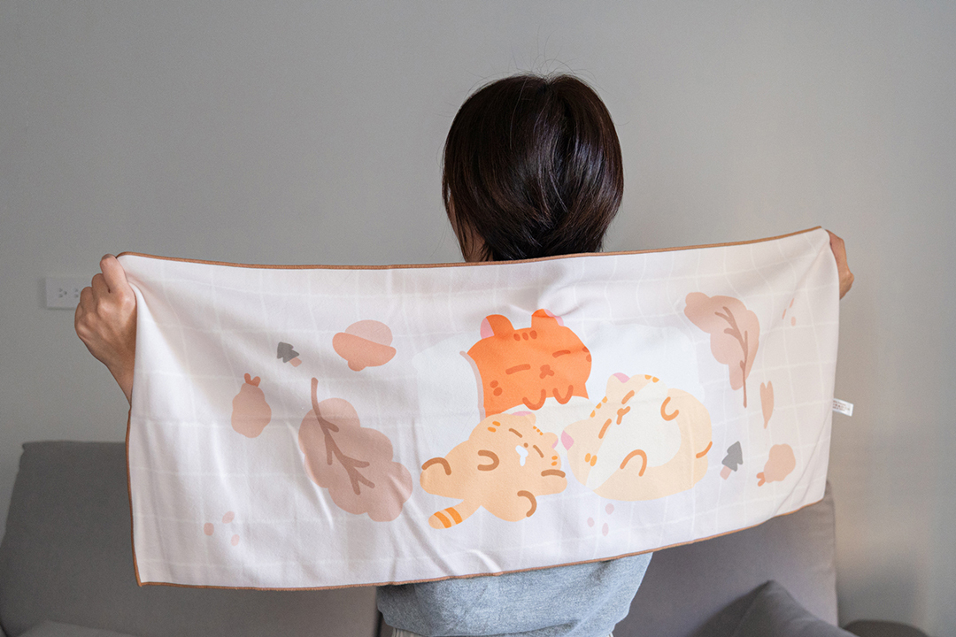 女孩披著療癒橘色貓咪乾髮帽