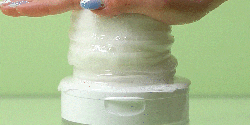 掌心向下擠壓棉片，將裡面的精華液擠出