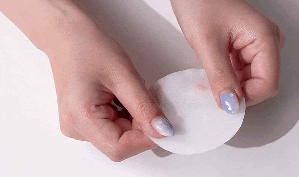 雙手拉伸彈性良好的棉片