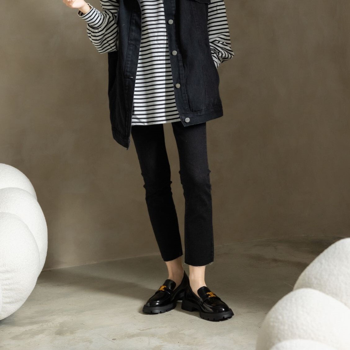 現貨 黑37 38 前衛搭配．牛漆皮金屬釦厚底樂福鞋- 2色