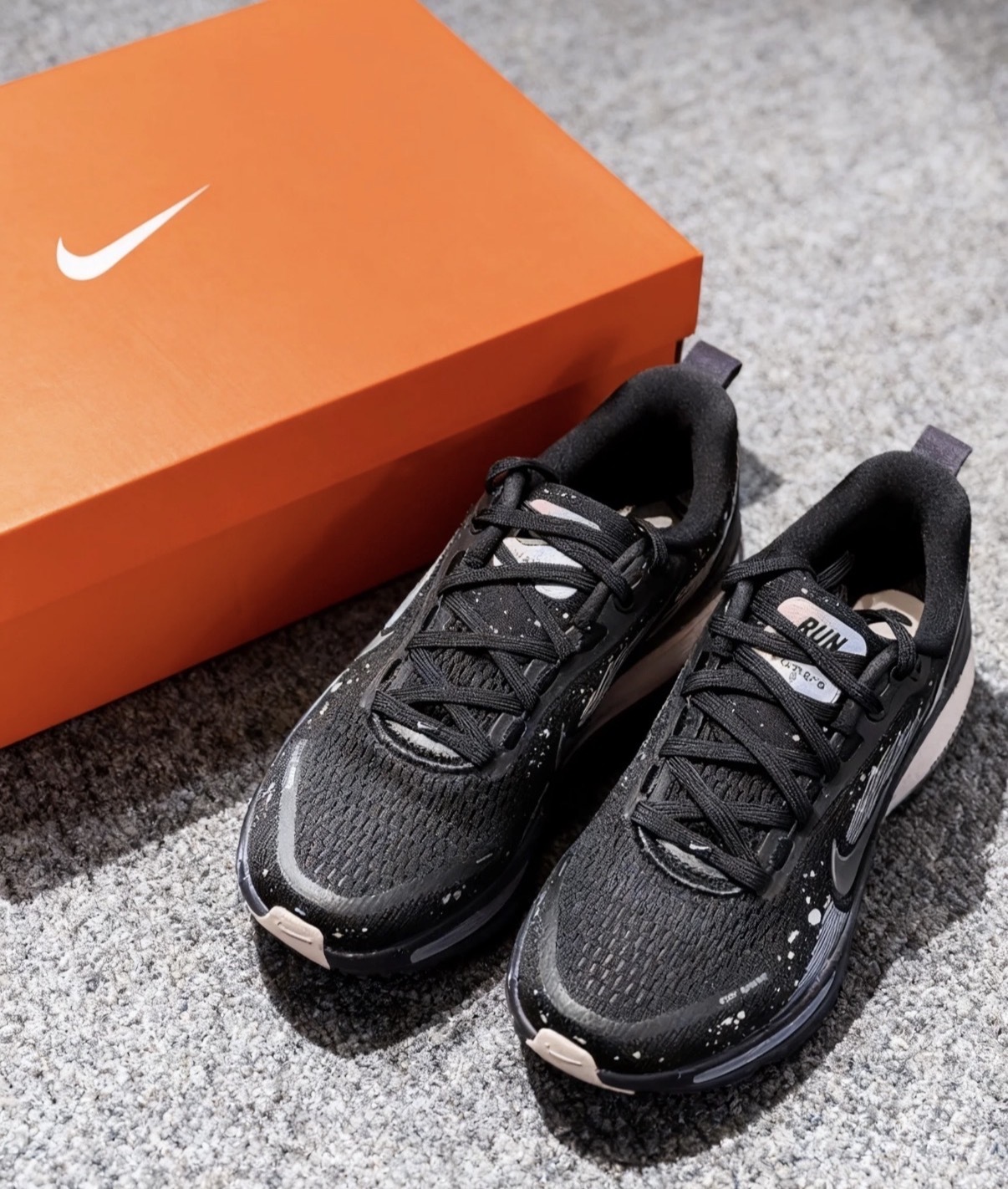 女鞋 NIKE W VOMERO 18 SE 黑色 網布 氣墊 緩震 運動鞋【HV1779-001】