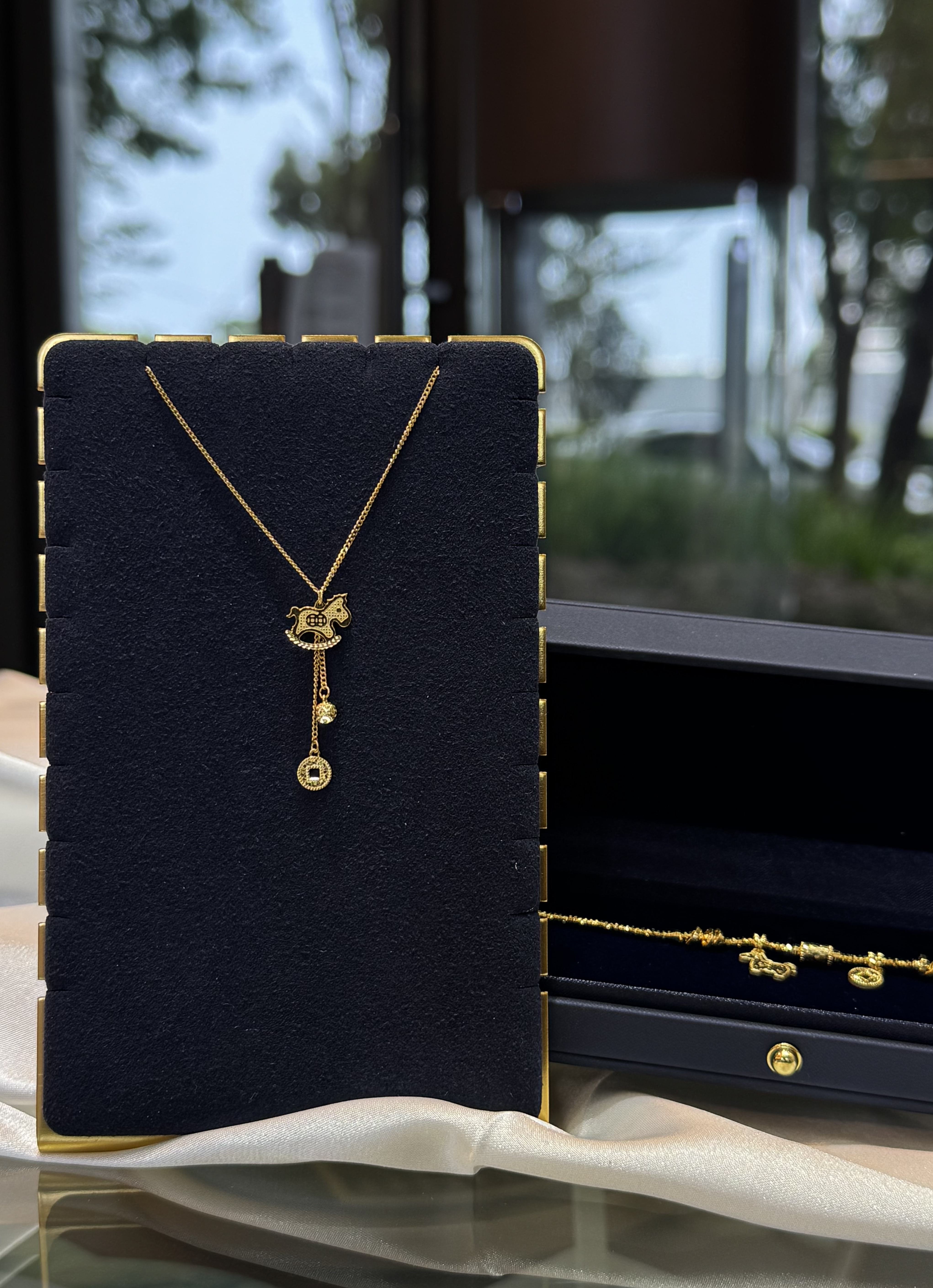 盤纏碎冰小馬手鍊