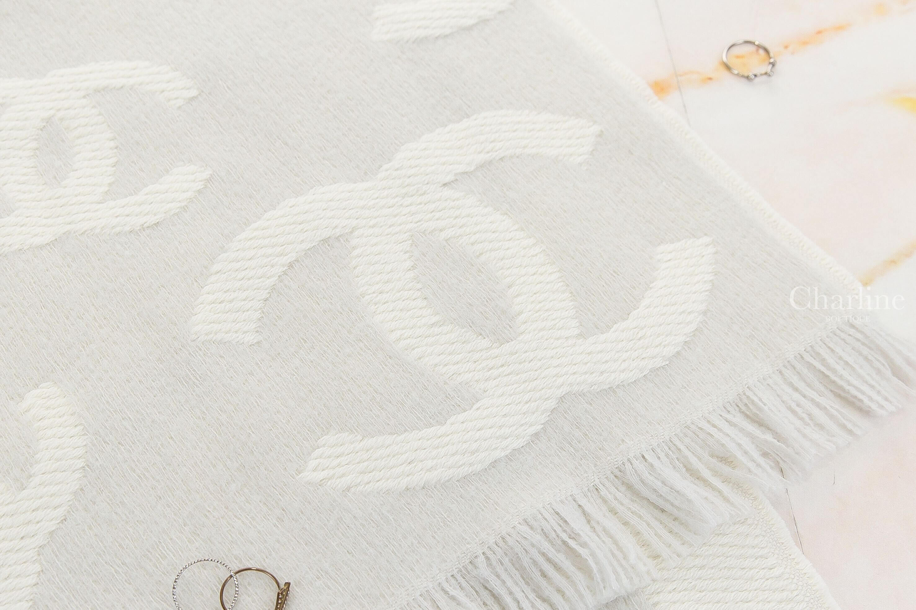 Chanel Scarf 淺米色底白色滿版不規則大小CC羊毛混喀什米爾真絲流蘇圍巾