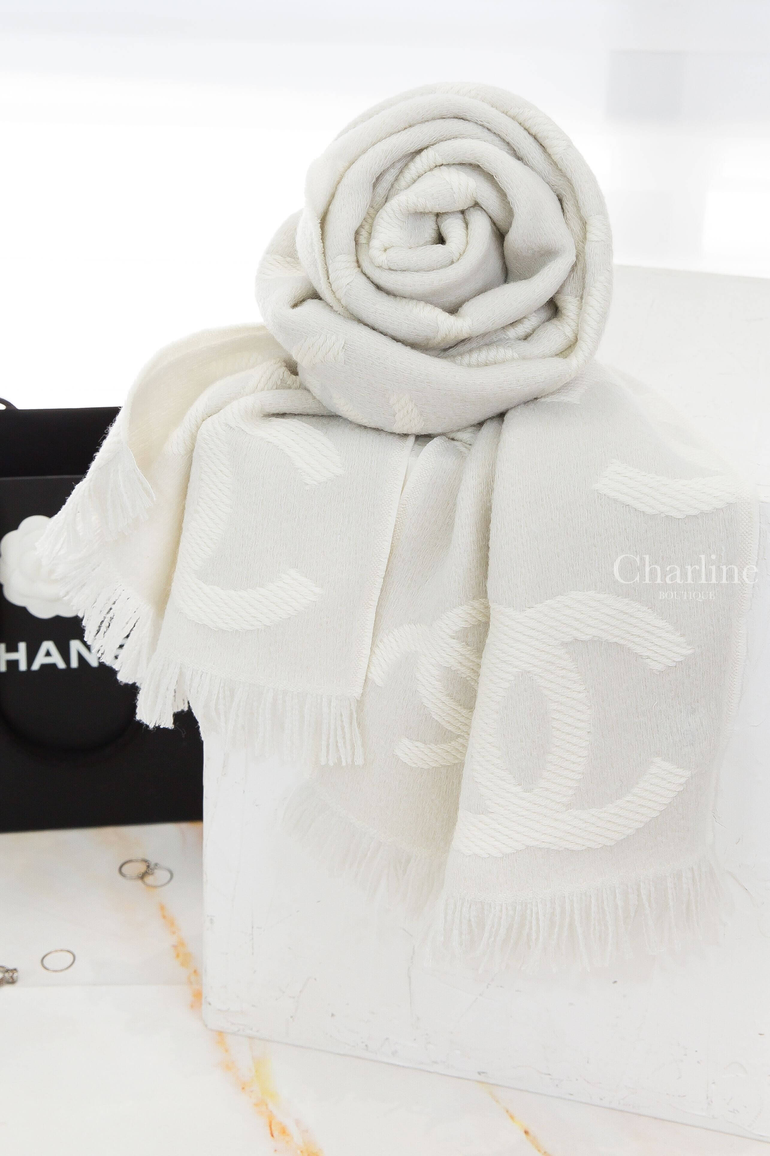 Chanel Scarf 淺米色底白色滿版不規則大小CC羊毛混喀什米爾真絲流蘇圍巾-Charline Boutique 精品代購