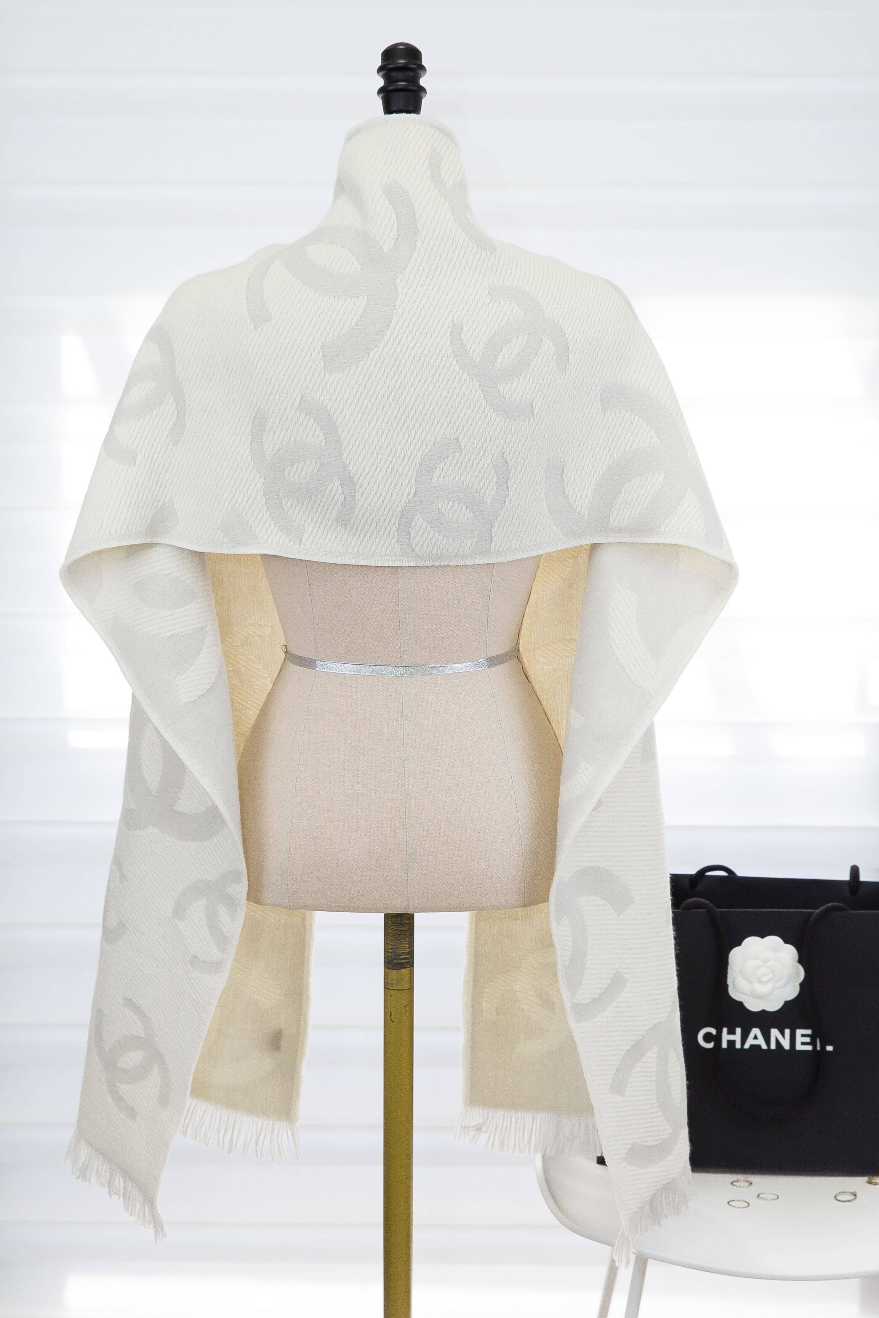 Chanel Scarf 淺米色底白色滿版不規則大小CC羊毛混喀什米爾真絲流蘇圍巾-Charline Boutique 精品代購