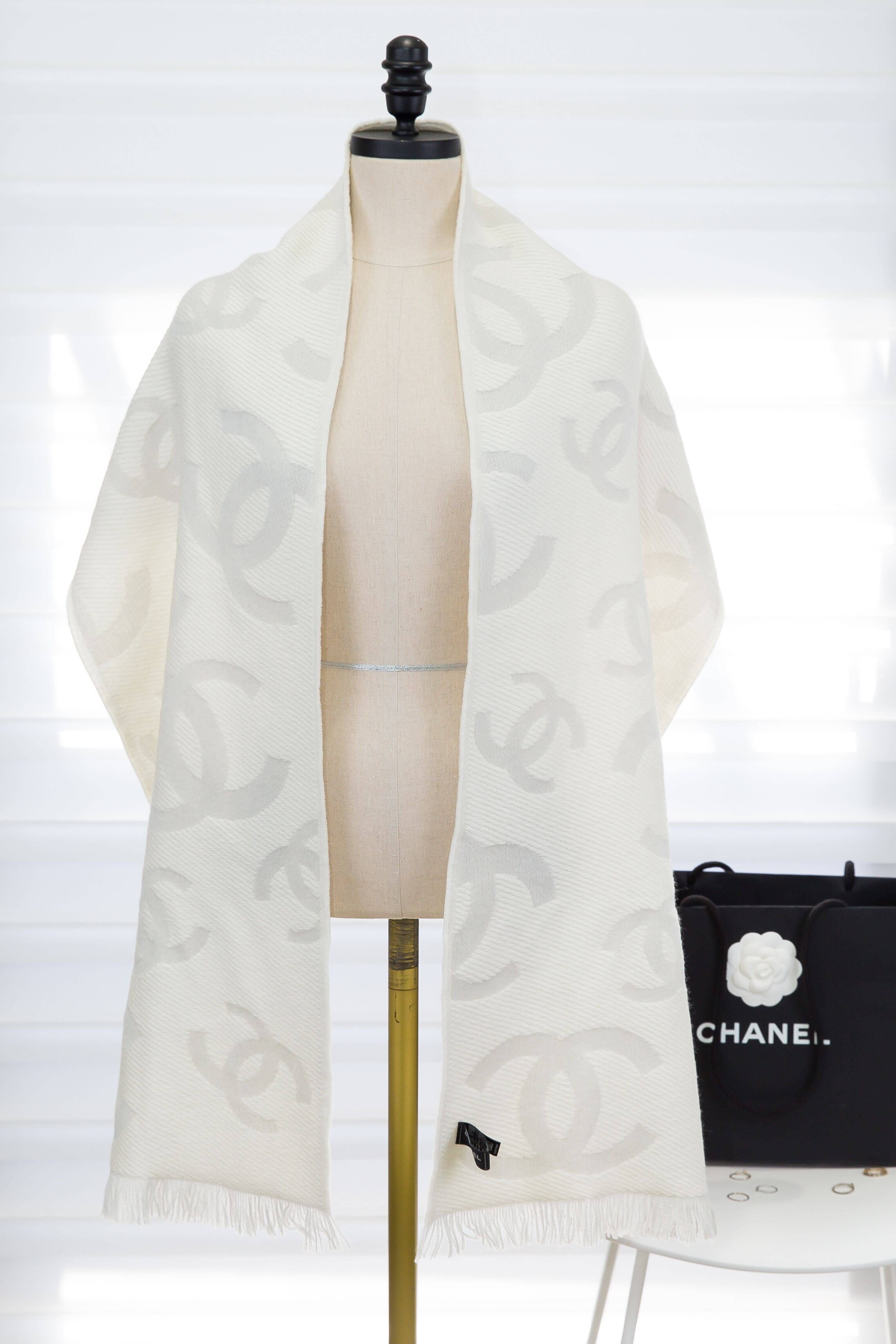 Chanel Scarf 淺米色底白色滿版不規則大小CC羊毛混喀什米爾真絲流蘇圍巾-Charline Boutique 精品代購