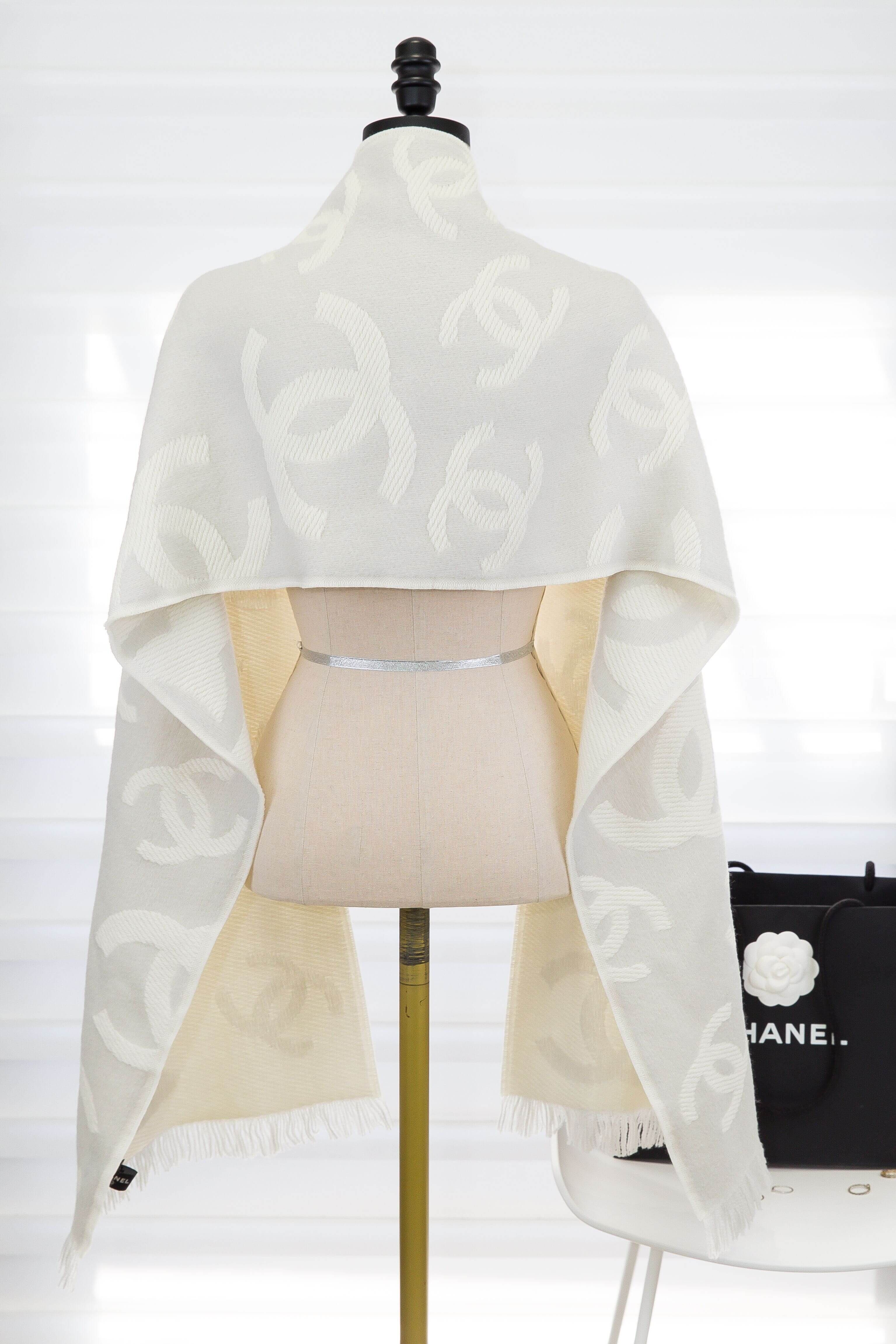Chanel Scarf 淺米色底白色滿版不規則大小CC羊毛混喀什米爾真絲流蘇圍巾-Charline Boutique 精品代購