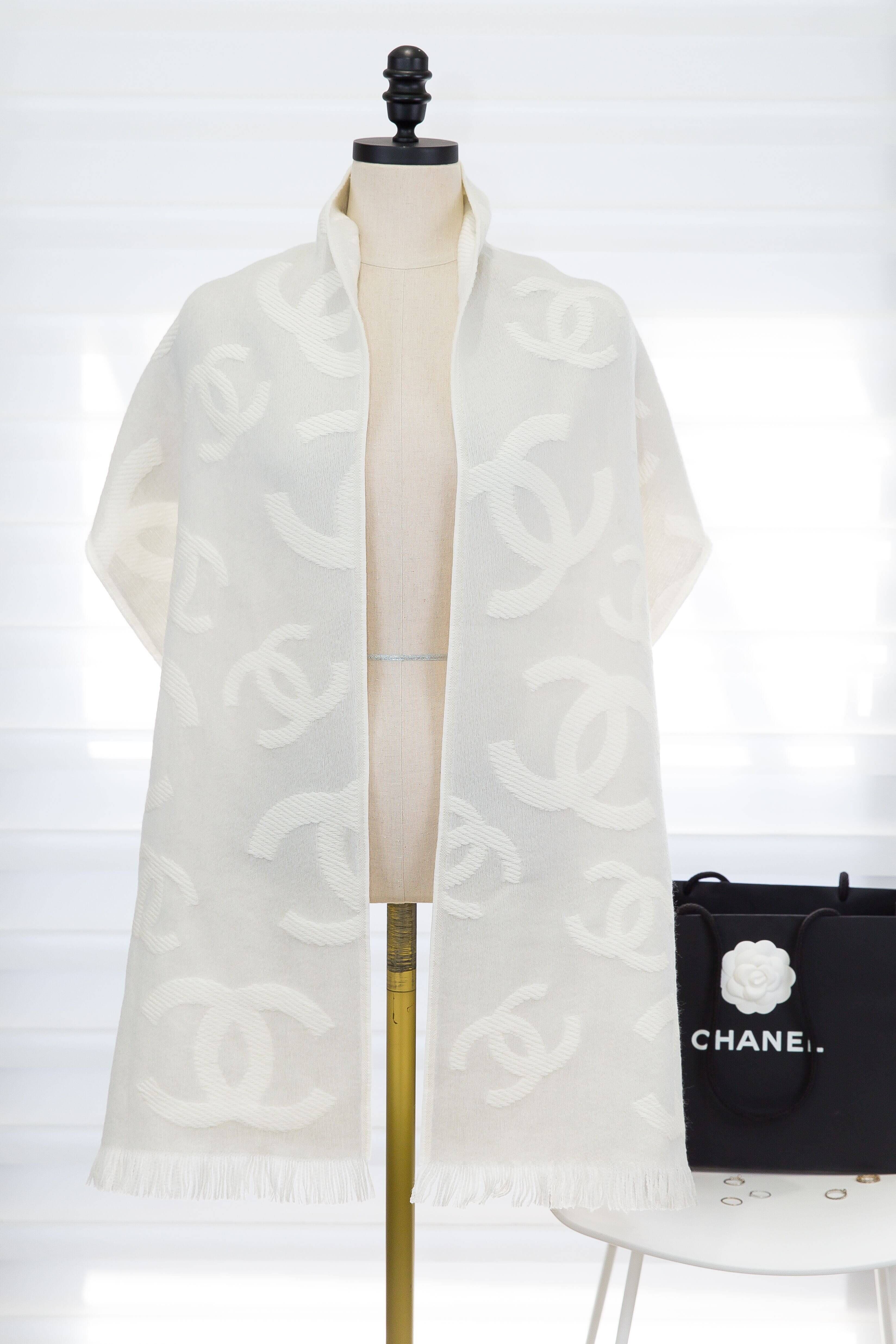 Chanel Scarf 淺米色底白色滿版不規則大小CC羊毛混喀什米爾真絲流蘇圍巾-Charline Boutique 精品代購