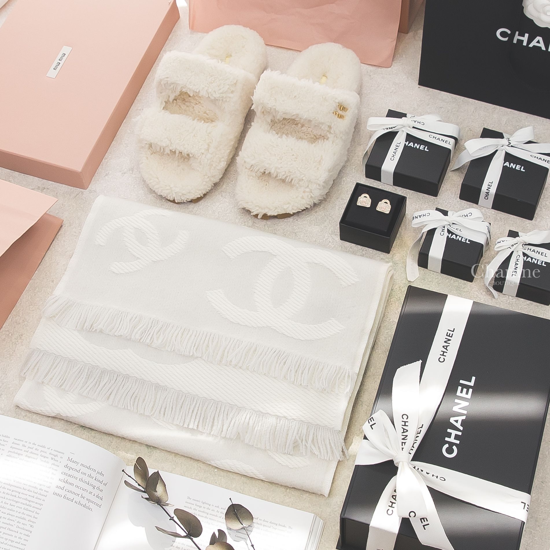 Chanel Scarf 淺米色底白色滿版不規則大小CC羊毛混喀什米爾真絲流蘇圍巾,Chanel Earrings 粉色水鑽雙CC字母白色手提包包耳環-Charline Boutique 精品代購