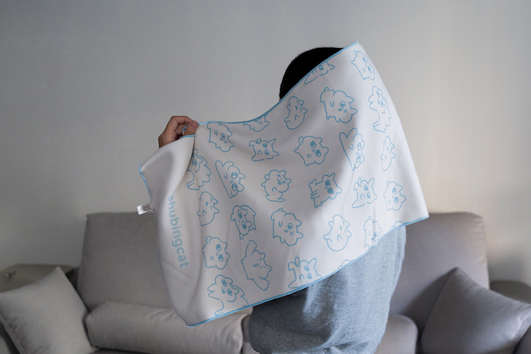 女孩披著薯餅可愛貓咪圖案