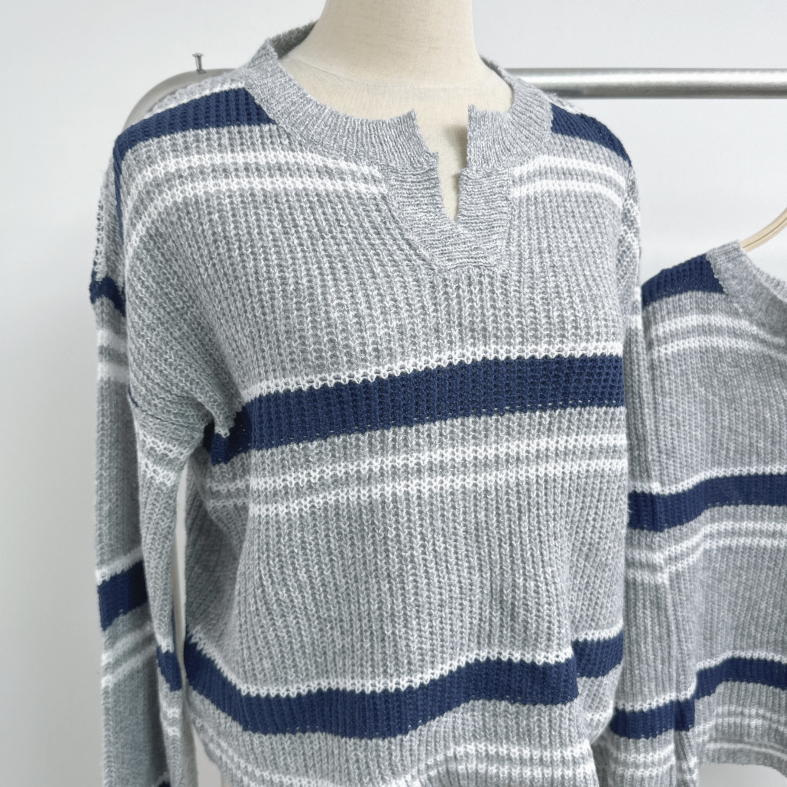 有分碼-小V開領淺灰x藍間冷衫 (E160-E161)