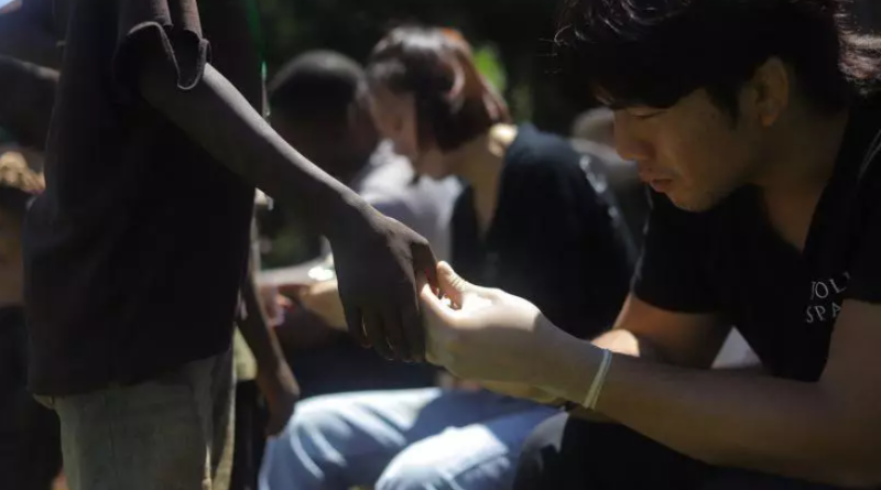 跨海行動，從畫筆走到雙腳  此次逗DOLLSPA團隊更親赴肯亞，深入當地村落，協助進行「淨腳任務」，包含幫孩童清洗腳部、修剪指甲、塗抹藥膏，最後再為每人挑選並穿上合腳的鞋款。這一系列看似簡單的動作，卻成為連結生命的重要橋梁。品牌代表指出：「鞋子守護的不僅是孩子的雙腳，更是他們通往未來的路。」結合精油療癒品牌精神，擴展公益觸角。 作為女性SPA與孕期按摩領導品牌，逗DOLLSPA 長年致力於推廣「由內而外的關懷」。此次延續企業社會責任（CSR），希望透過具體行動，將品牌的溫柔與療癒精神延伸至世界的另一端。除此次肯亞公益任務外，逗 DOLLSPA 亦長期投入國內公益活動，包含參與桃園藍迪之家的嬰幼兒按摩志工計畫、舉辦環島捐血與淨灘行動、創世基金會幫植物人按摩、台東種植樹苗等。