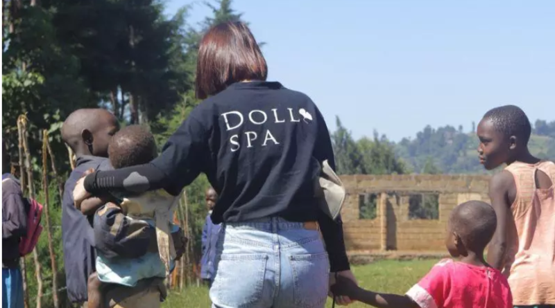 守護赤腳孩子，送鞋行動不缺席  非洲肯亞部分地區因貧困問題嚴重，許多孩童無法穿鞋，導致沙蚤感染率居高不下。沙蚤是一種會鑽入皮膚吸血的寄生蟲，會造成紅腫、潰爛，甚至影響行動能力，嚴重時還可能併發生命危機。當地家庭多數每日收入不到兩美元，一雙鞋對許多孩子來說都是奢侈品。透過此次合作，逗DOLLSPA 協助募集大量台灣民眾捐贈的二手鞋，與 Step30 共同將鞋送至當地孩童手中。