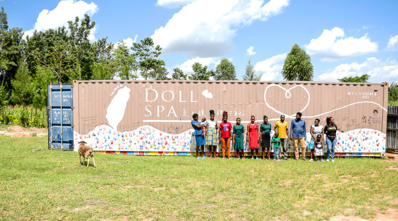 知名女性SPA品牌「逗DOLLSPA」，近日再次攜手公益組織「舊鞋救命 Step30」，參與貨櫃彩繪與送鞋行動，將來自台灣的祝福跨海送往非洲肯亞，用實際行動為當地孩童守護健康與教育希望。 早在 2020 年，逗DOLLSPA 就曾首次參與該公益計畫，協助彩繪貨櫃屋作為當地學童教室使用。今年逗DOLLSPA再次投入彩繪與送鞋行動，不僅在台灣完成貨櫃彩繪，更實地前往肯亞，進行淨腳、穿鞋等志工任務，展現企業對國際公益的長期承諾。