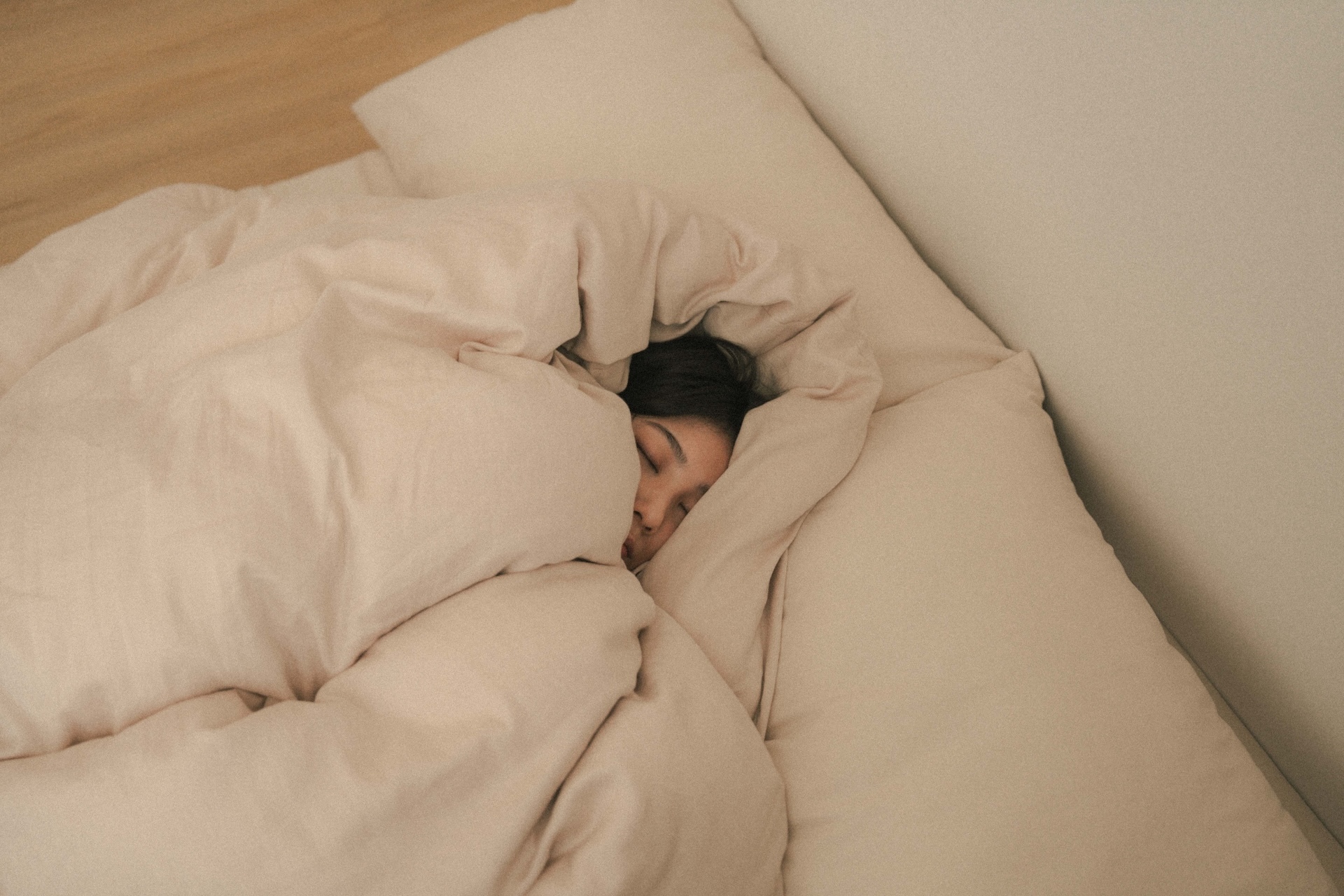 避免頭髮靜電方法_留意環境濕度與日常接觸的衣物、枕頭材質