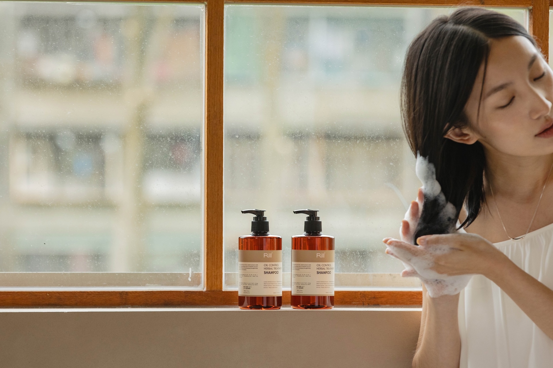 頭髮一直靜電怎麼辦?秋冬必備的 8 個柔順髮絲修護方法