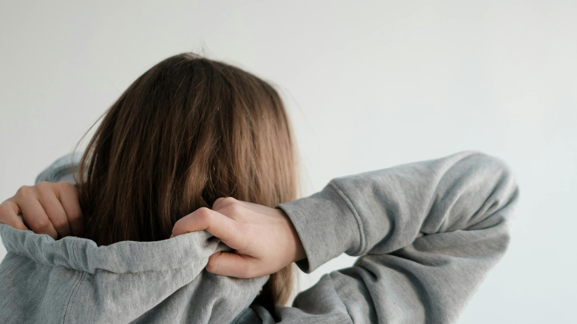 秋冬容易因為乾燥摩擦導致頭髮靜電