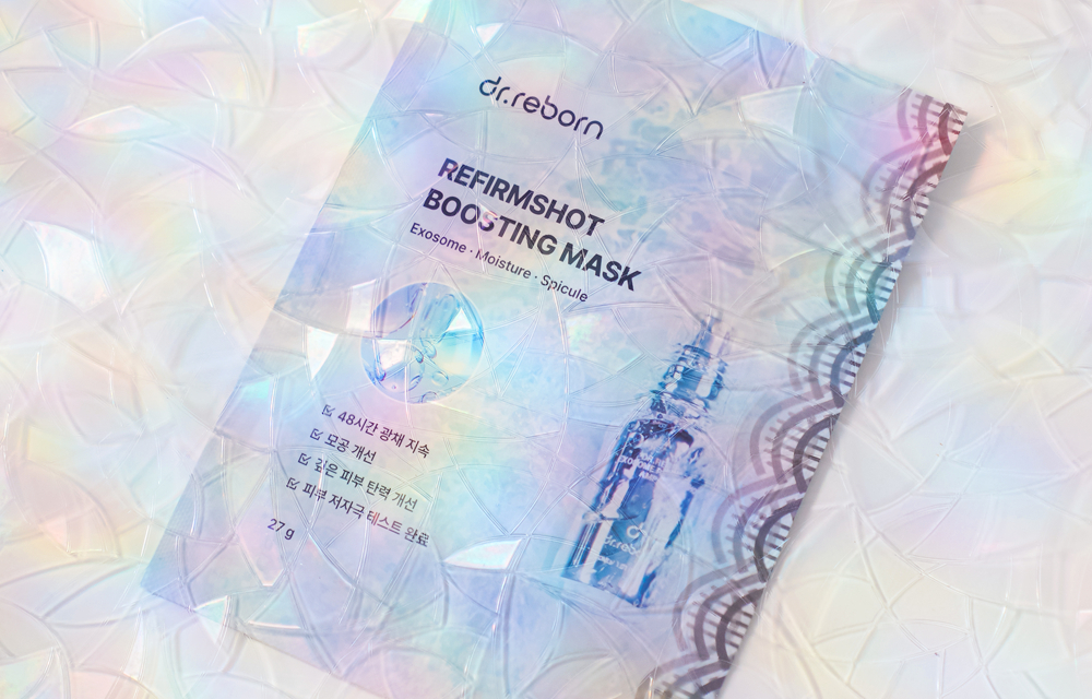 散發炫彩晶瑩光澤的單片面膜外包裝