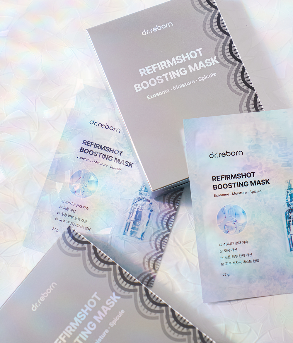 散發炫彩晶瑩光澤的單片面膜外包裝以及銀色外盒