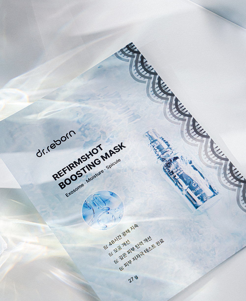 透過水波的光澤照射在面膜單片包裝上