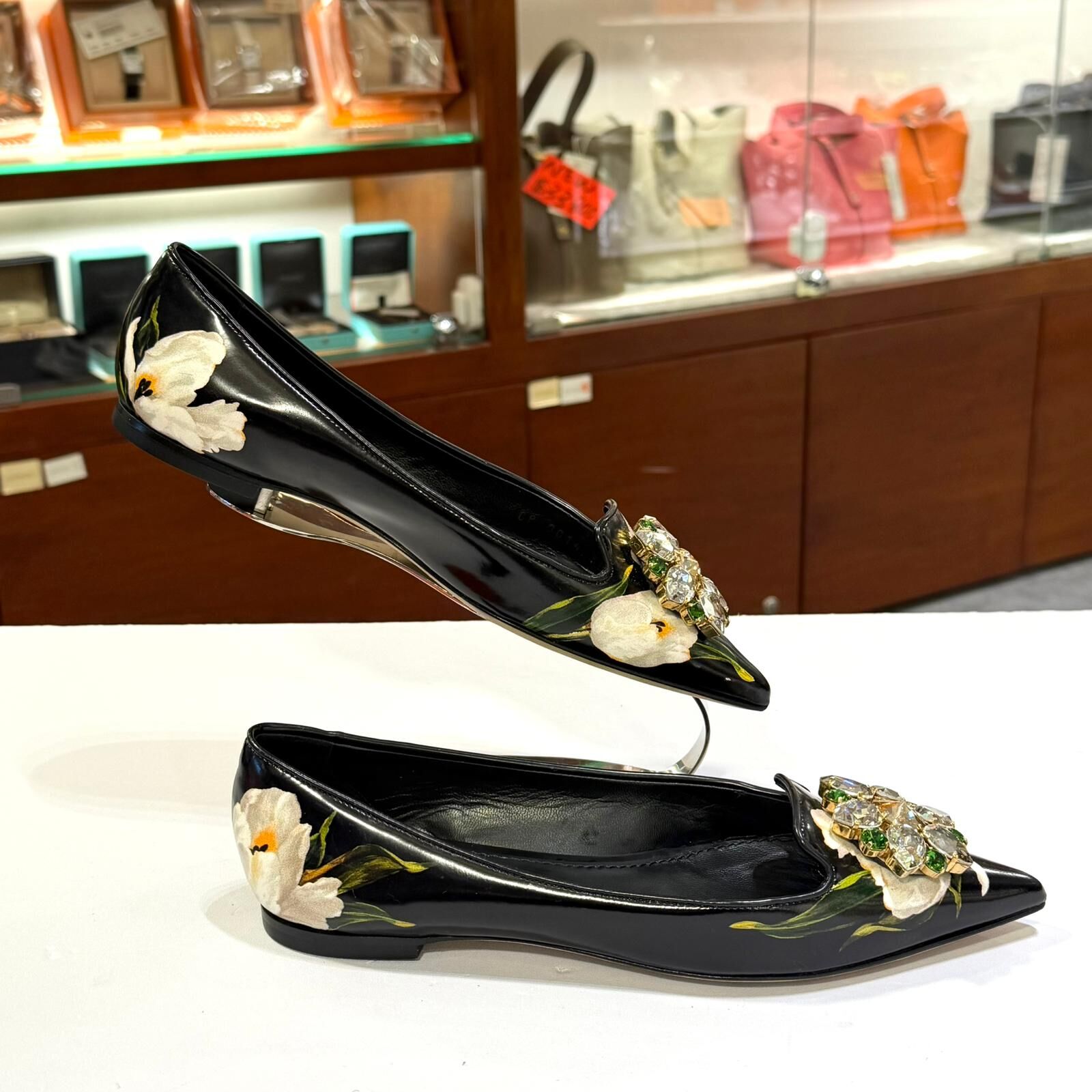 只有35碼~全球最抵!!! 全新DOLCE & GABBANA 尖頭平底鞋 水晶鑲飾鞋頭 #BRAND NEW #香榭站正品